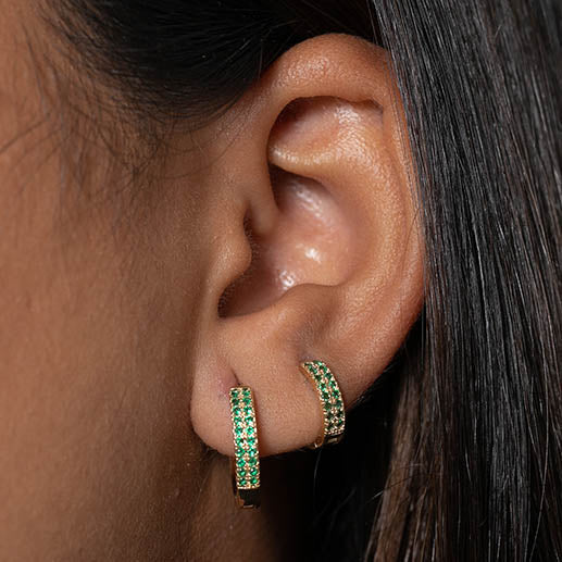 Argolinha com zirconia cravejada dourado M