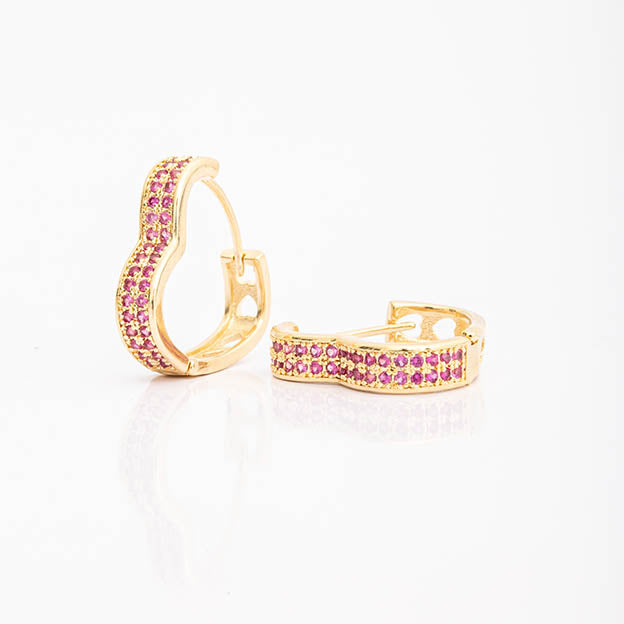 Argola formato coracao cravejado em zirconia G