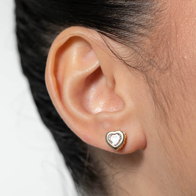 Brinco coracao de zirconia dourado