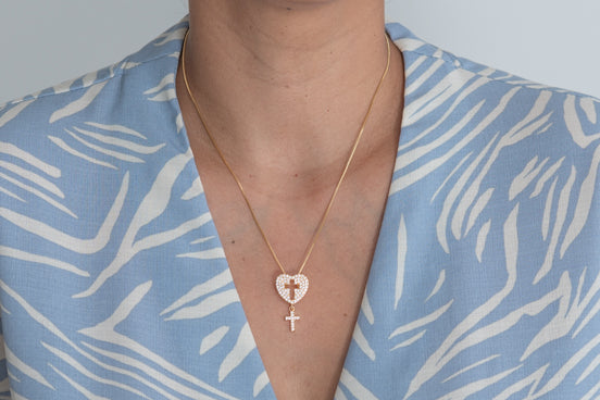 Colar Coracao Cravejado com Cruz Folheado