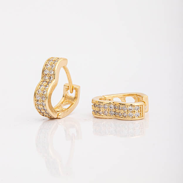 Argola formato coracao cravejado em zirconia P