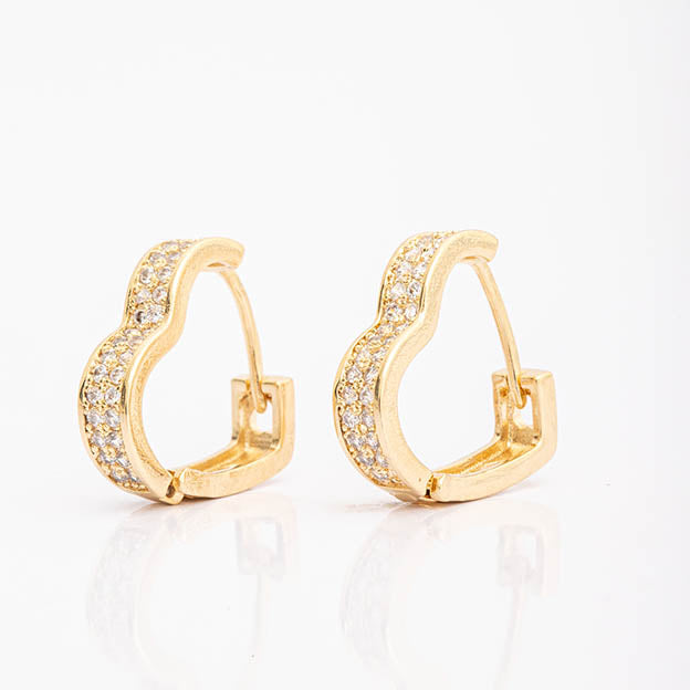 Argola formato coracao cravejado em zirconia M