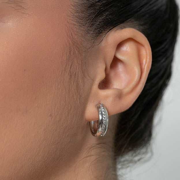 Argola Cravejada de Zirconia Cristal Prateado