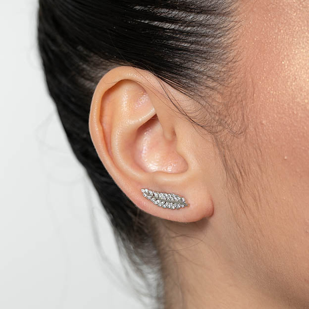 Brinco folha cravejado de zirconia