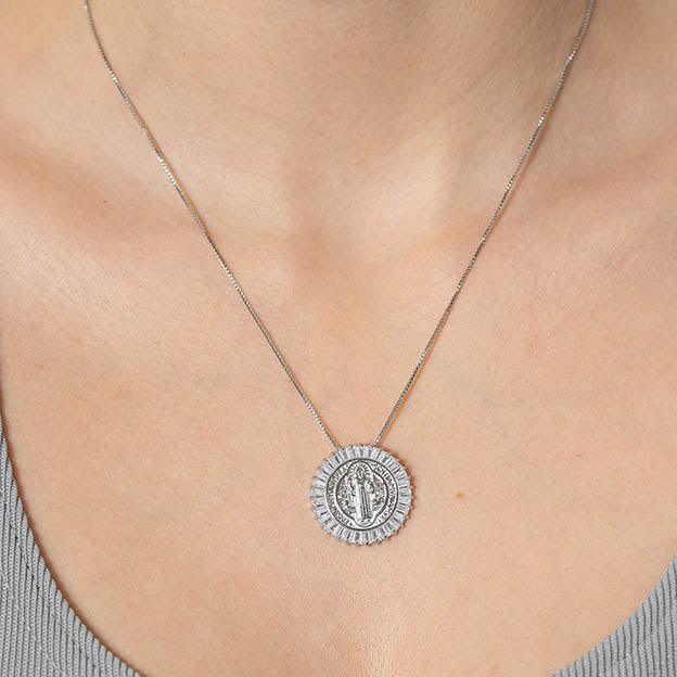 Colar medalha de Sao Bento com zirconia