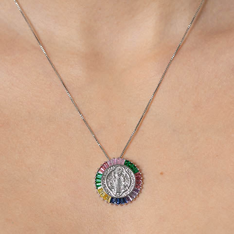 Colar medalha de Sao Bento com zirconia