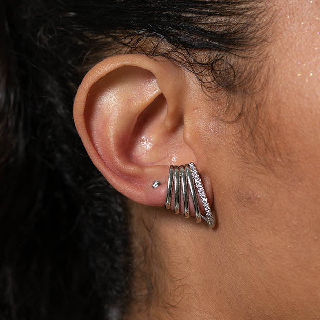 Brinco Ear hook Cravejado de zirconia prateado